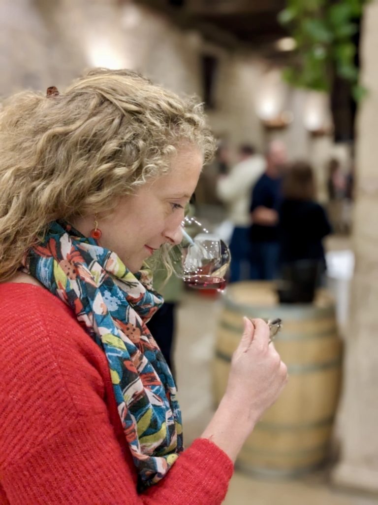 Alexia Papin pendant une dégustation de vins
