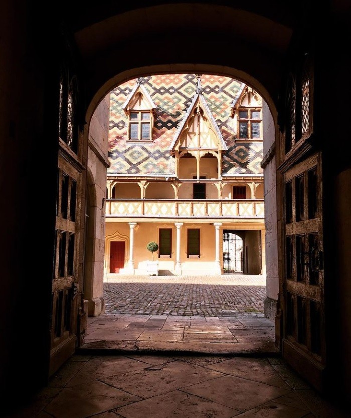 Entrance to the Hôtel-Dieu courtyard